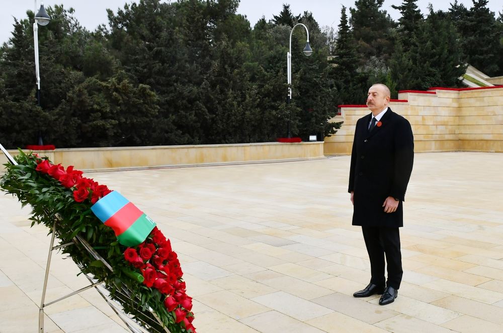 Prezident İlham Əliyev və Birinci xanım Mehriban Əliyeva 20 Yanvar faciəsinin ildönümü ilə əlaqədar Şəhidlər xiyabanını ziyarət ediblər (YENİLƏNİB) (FOTO/VİDEO)