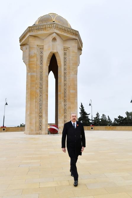 Prezident İlham Əliyev və Birinci xanım Mehriban Əliyeva 20 Yanvar faciəsinin ildönümü ilə əlaqədar Şəhidlər xiyabanını ziyarət ediblər (YENİLƏNİB) (FOTO/VİDEO)