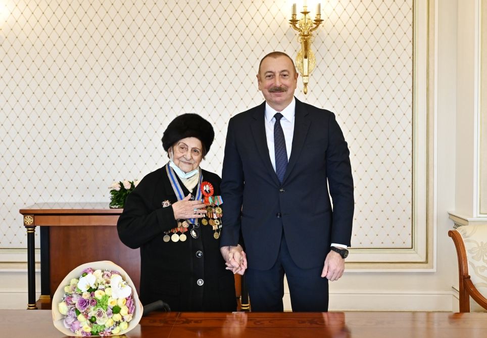 Prezident İlham Əliyev Fatma Səttarovaya “İstiqlal” ordenini təqdim edib (FOTO/VİDEO) (YENİLƏNİB)