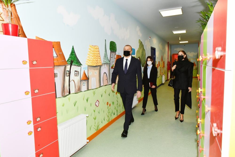 Prezident İlham Əliyev və Birinci xanım Mehriban Əliyeva Binə qəsəbəsində yeni inşa edilmiş Tədris və Xidmət Kompleksinin açılışında iştirak ediblər (FOTO/VİDEO) (YENİLƏNİB)