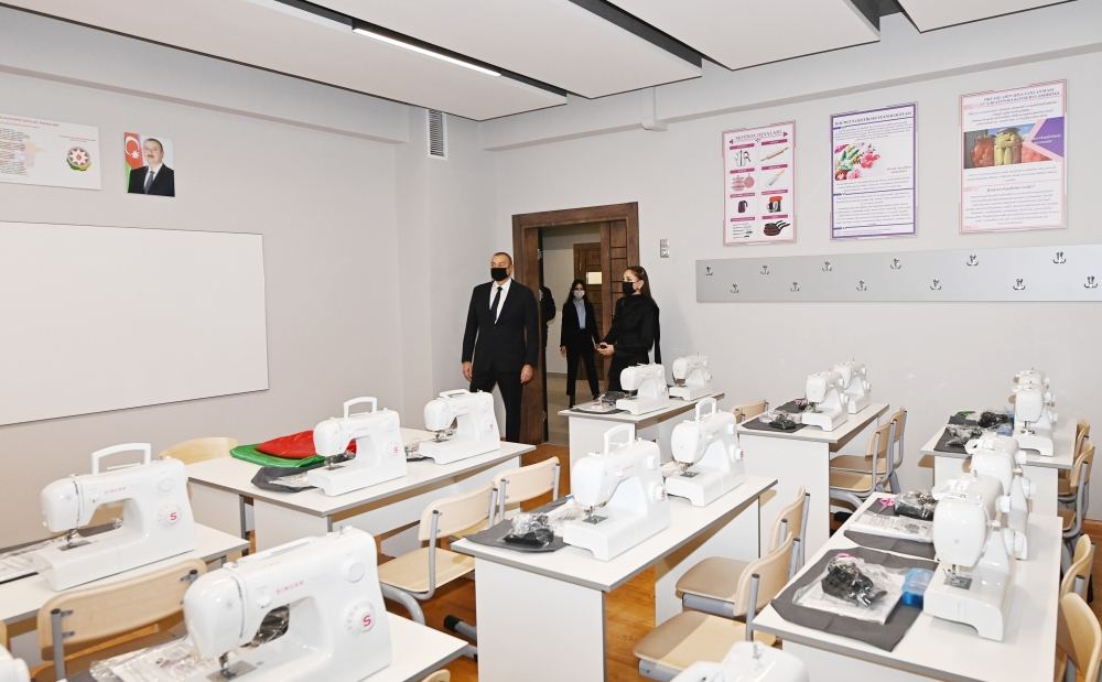 Prezident İlham Əliyev və Birinci xanım Mehriban Əliyeva Binə qəsəbəsində yeni inşa edilmiş Tədris və Xidmət Kompleksinin açılışında iştirak ediblər (FOTO/VİDEO) (YENİLƏNİB)