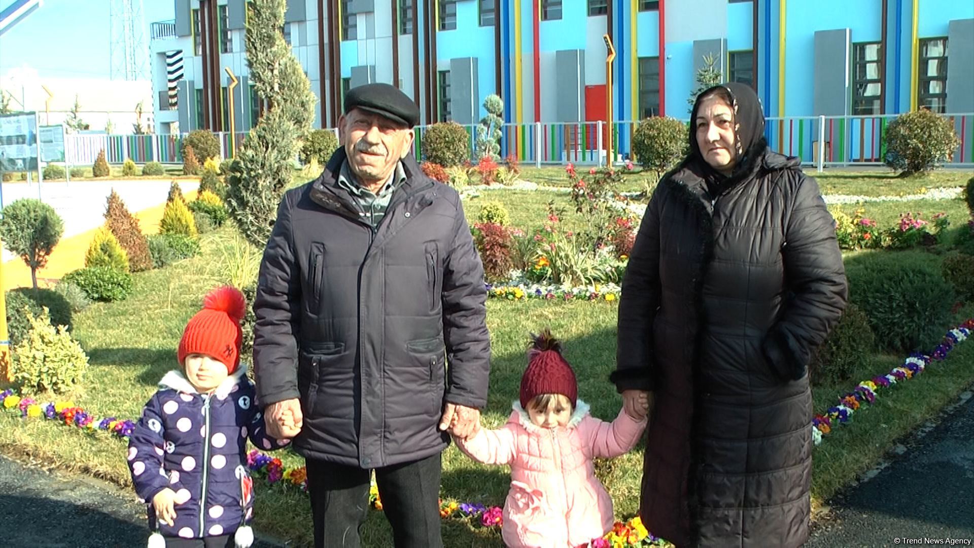 Qəsəbədə məktəb, uşaq bağçası, tibb məntəqəsinin yaradılmasına görə Prezident İlham Əliyevə və Birinci xanım Mehriban Əliyevaya hədsiz təşəkkür edirik - Binə sakinləri (FOTO/VİDEO)