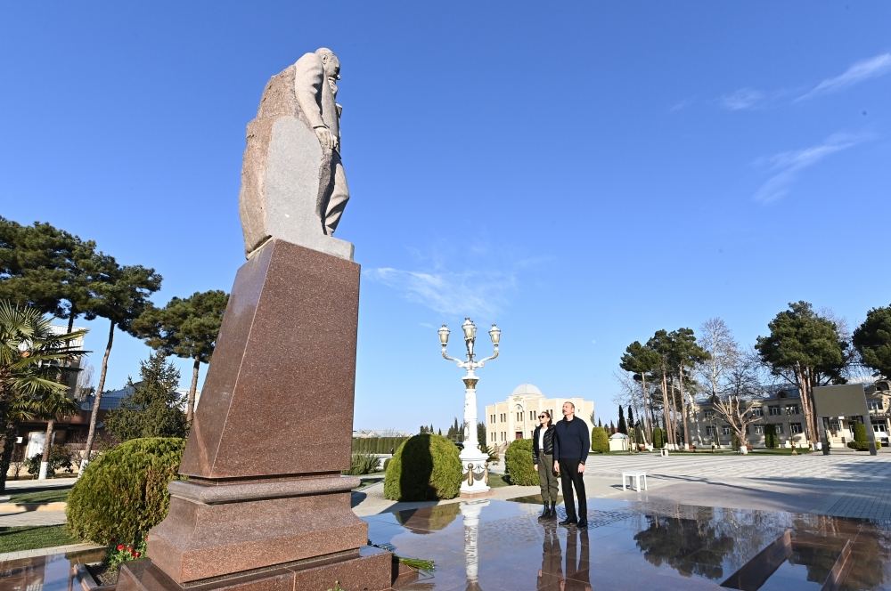 Prezident İlham Əliyev və Birinci xanım Mehriban Əliyeva Ağcabədidə ümummilli lider Heydər Əliyevin abidəsini ziyarət ediblər (VİDEO)