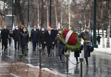 Prezident İlham Əliyev Moskvada naməlum əsgərin məzarını ziyarət edib (FOTO/VİDEO)