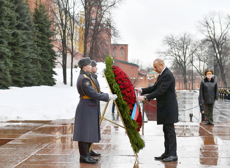 Prezident İlham Əliyev Moskvada naməlum əsgərin məzarını ziyarət edib (FOTO/VİDEO)