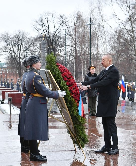 Prezident İlham Əliyev Moskvada naməlum əsgərin məzarını ziyarət edib (FOTO/VİDEO)