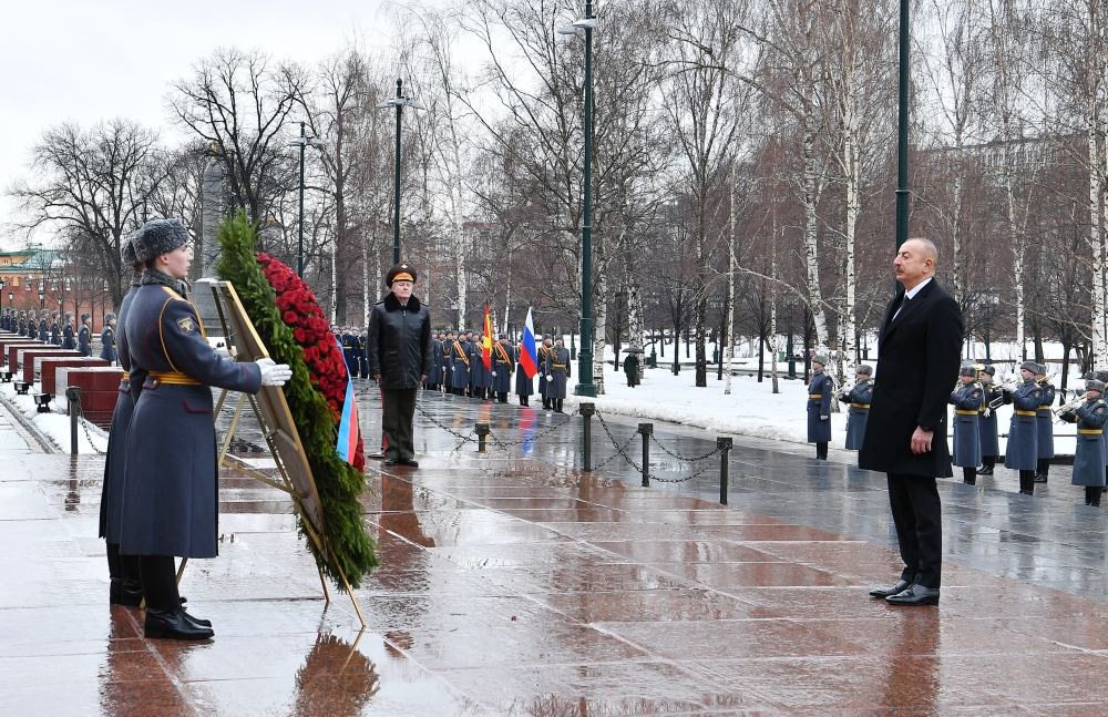 Prezident İlham Əliyev Moskvada naməlum əsgərin məzarını ziyarət edib (FOTO/VİDEO)