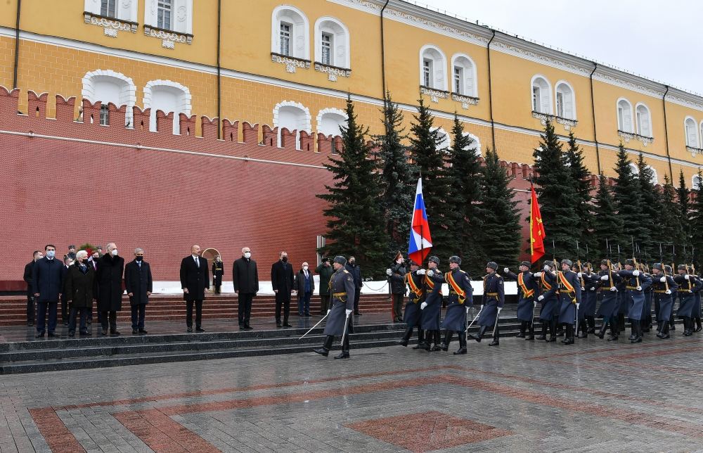 Prezident İlham Əliyev Moskvada naməlum əsgərin məzarını ziyarət edib (FOTO/VİDEO)