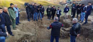 Xarici və yerli KİV nümayəndələri Xocavənddə aşkarlanan məzarlığa baxış keçiriblər (FOTO)