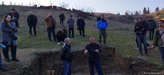 Xarici və yerli KİV nümayəndələri Xocavənddə aşkarlanan məzarlığa baxış keçiriblər (FOTO)