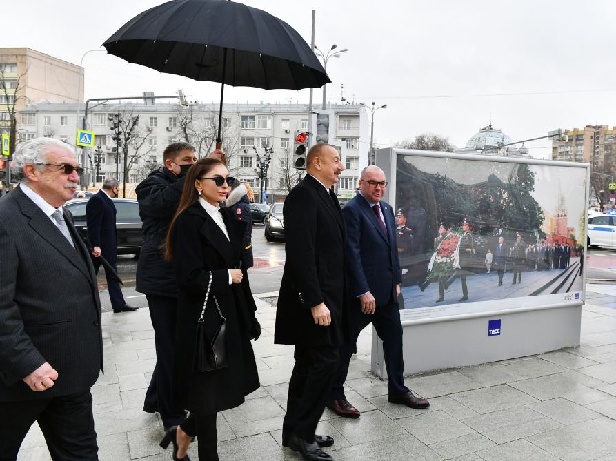 Prezident İlham Əliyev və Birinci xanım Mehriban Əliyeva TASS agentliyində Azərbaycan-Rusiya əməkdaşlığına həsr edilmiş sərgi ilə tanış olublar (FOTO/VİDEO)