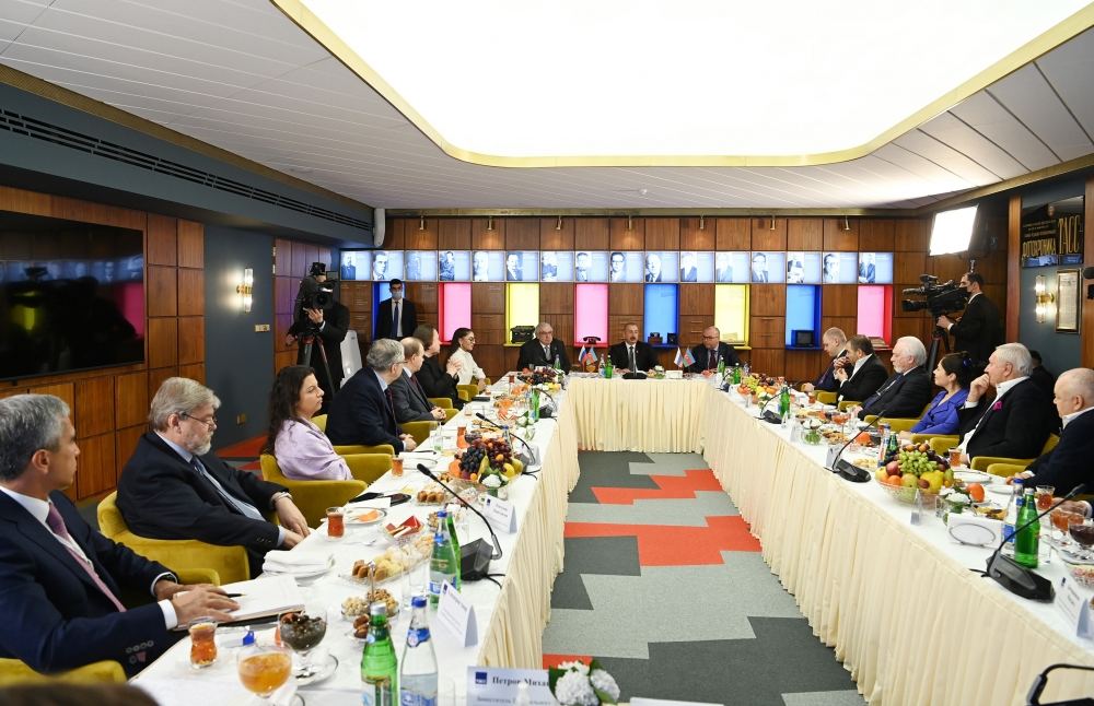 Prezident İlham Əliyev və Birinci xanım Mehriban Əliyeva Rusiyanın aparıcı kütləvi informasiya vasitələrinin rəhbərləri ilə görüşüblər (YENİLƏNİB) (FOTO/VİDEO)