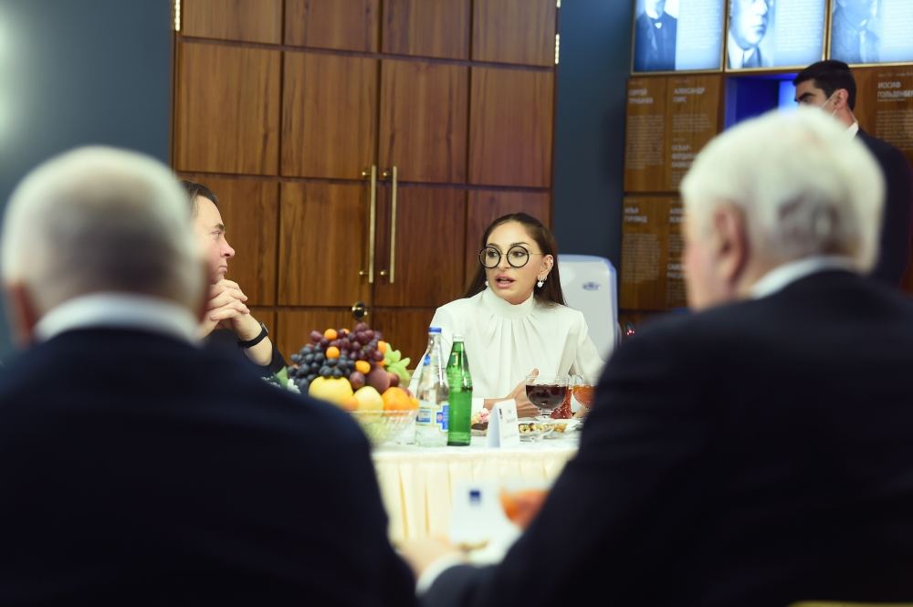 Prezident İlham Əliyev və Birinci xanım Mehriban Əliyeva Rusiyanın aparıcı kütləvi informasiya vasitələrinin rəhbərləri ilə görüşüblər (YENİLƏNİB) (FOTO/VİDEO)