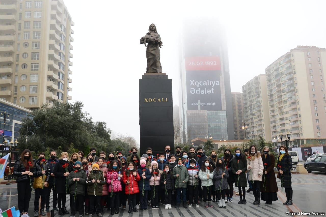 Vətəndaşlar "Ana fəryadı" abidəsini ziyarət etməyə başlayıblar (FOTO)
