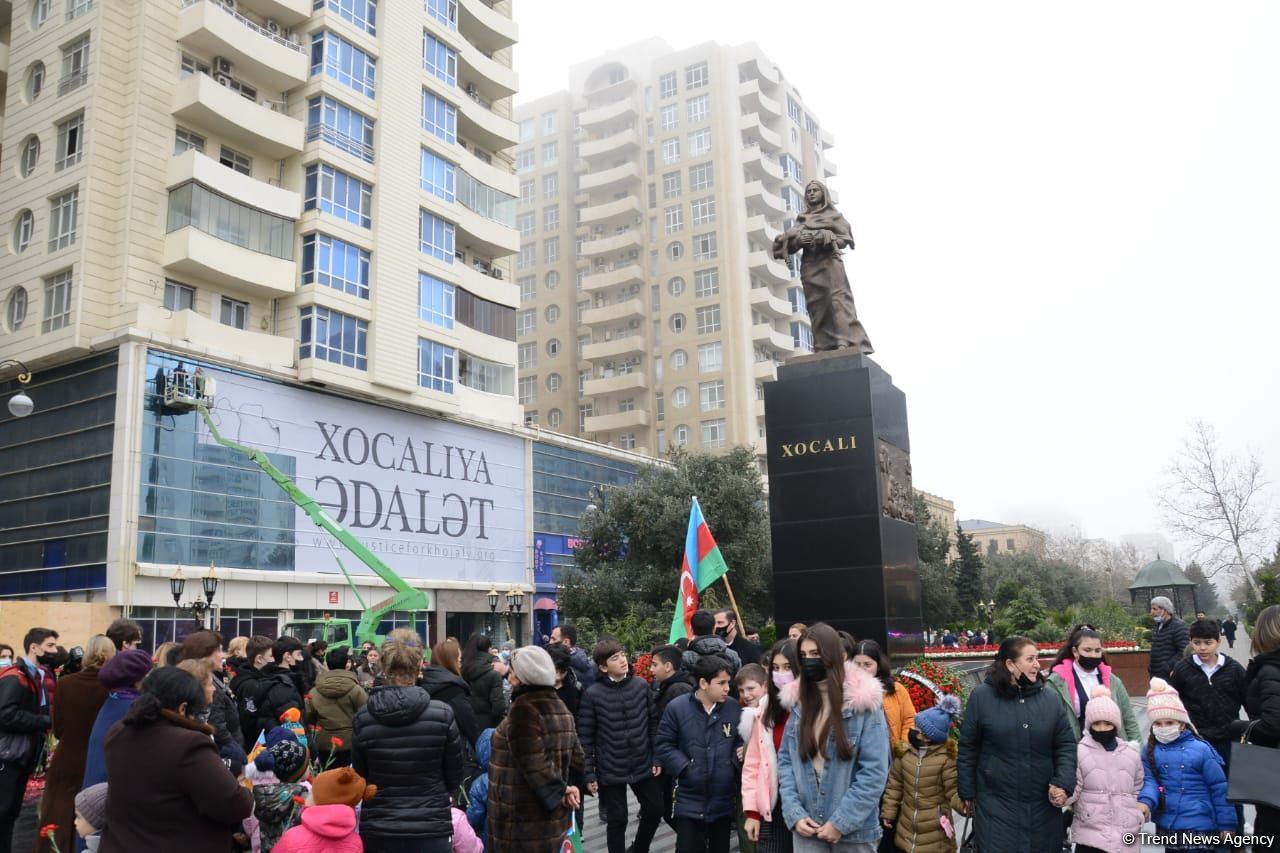 Vətəndaşlar "Ana fəryadı" abidəsini ziyarət etməyə başlayıblar (FOTO)