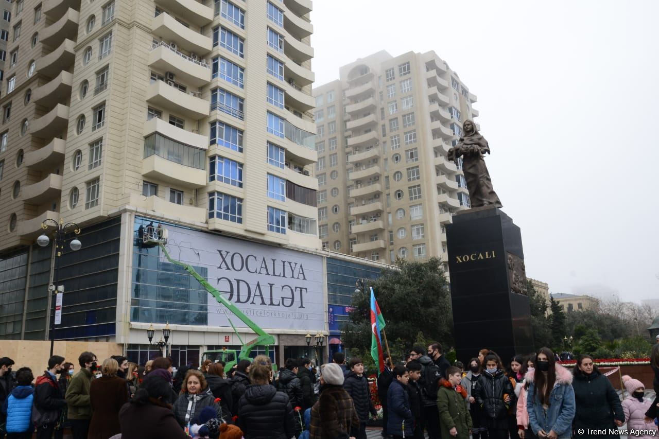 Vətəndaşlar "Ana fəryadı" abidəsini ziyarət etməyə başlayıblar (FOTO)