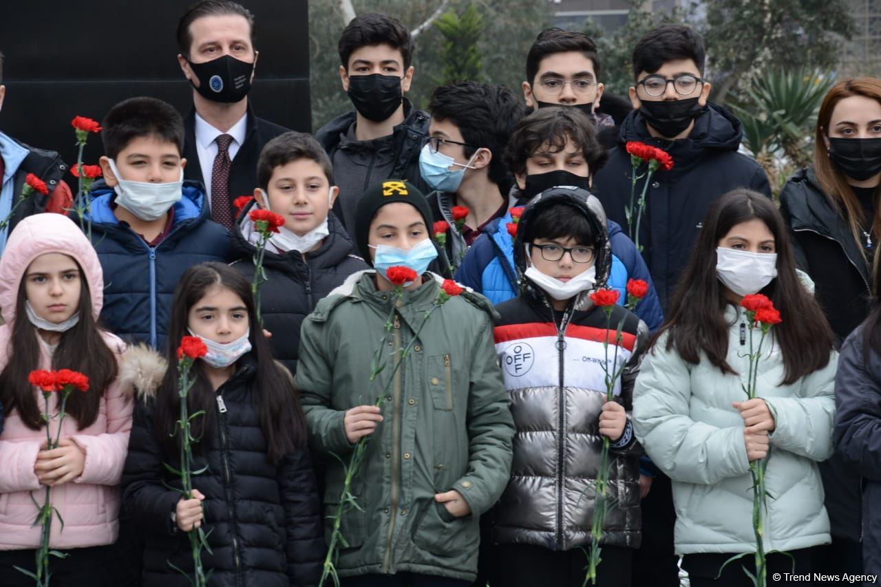 Vətəndaşlar "Ana fəryadı" abidəsini ziyarət etməyə başlayıblar (FOTO)