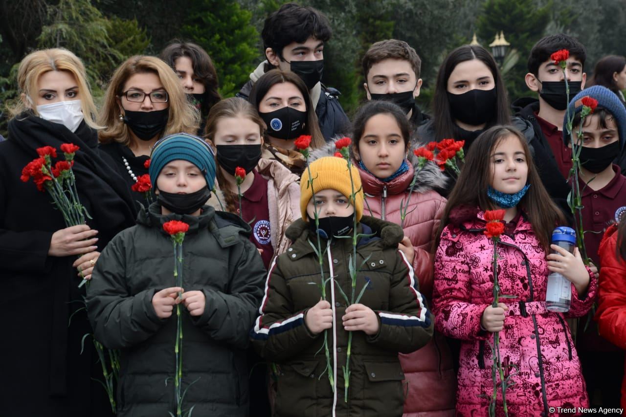 Vətəndaşlar "Ana fəryadı" abidəsini ziyarət etməyə başlayıblar (FOTO)