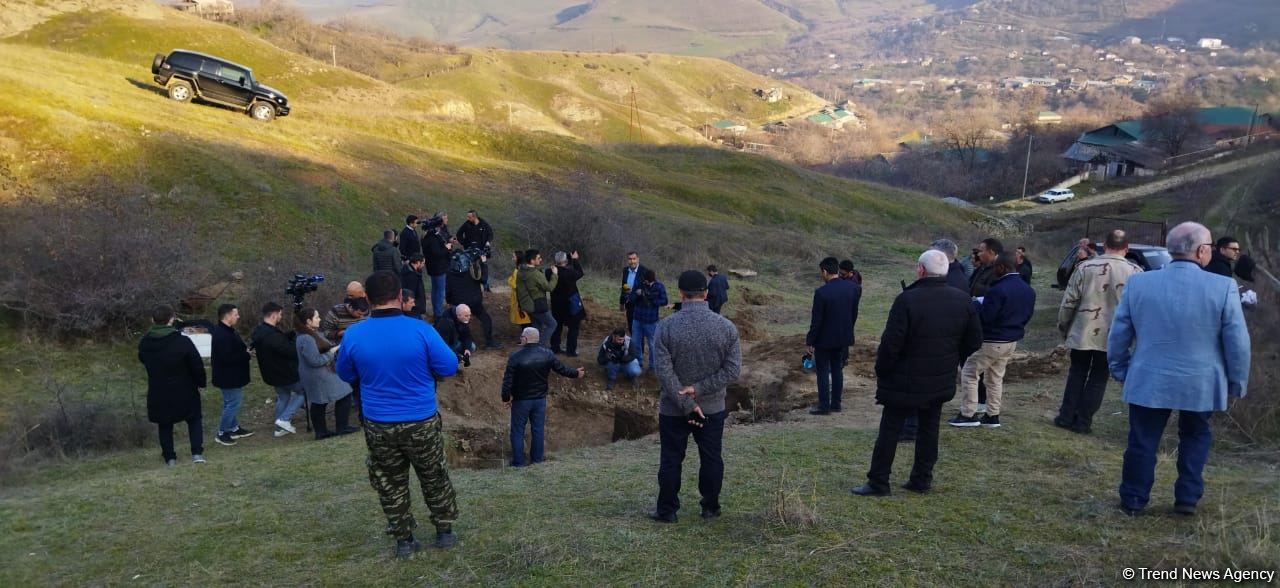 Xarici və yerli KİV nümayəndələri Xocavənddə aşkarlanan məzarlığa baxış keçiriblər (FOTO)