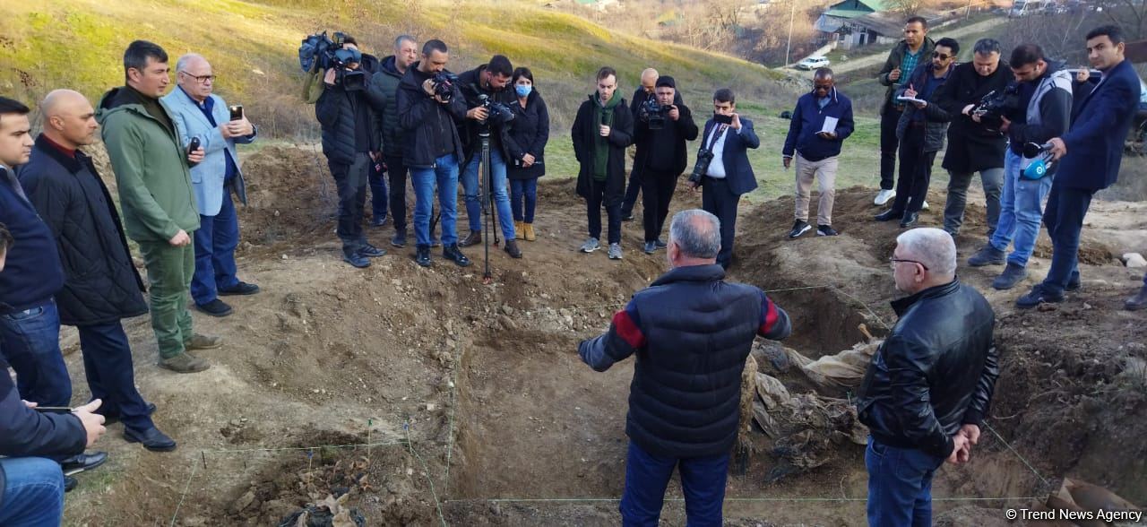Xarici və yerli KİV nümayəndələri Xocavənddə aşkarlanan məzarlığa baxış keçiriblər (FOTO)