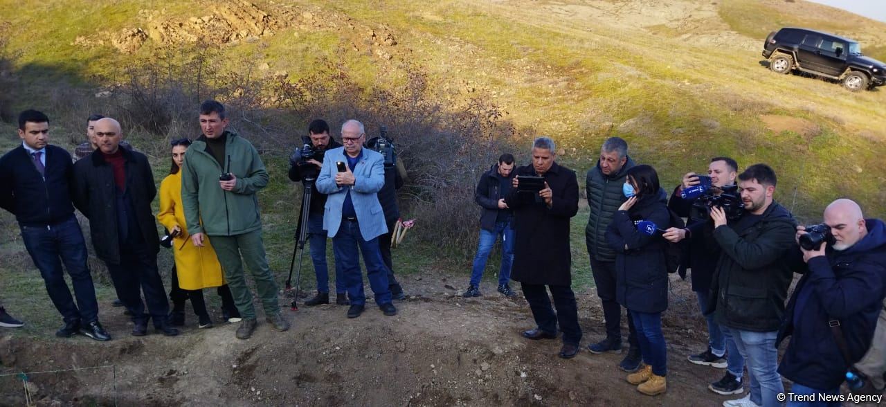 Xarici və yerli KİV nümayəndələri Xocavənddə aşkarlanan məzarlığa baxış keçiriblər (FOTO)
