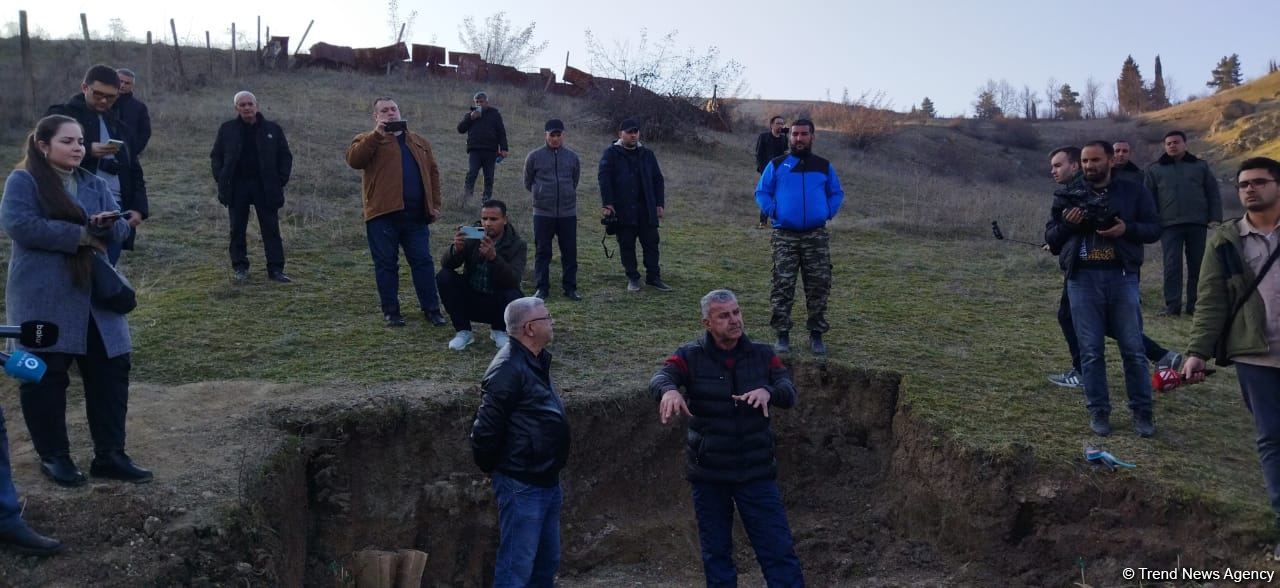 Xarici və yerli KİV nümayəndələri Xocavənddə aşkarlanan məzarlığa baxış keçiriblər (FOTO)