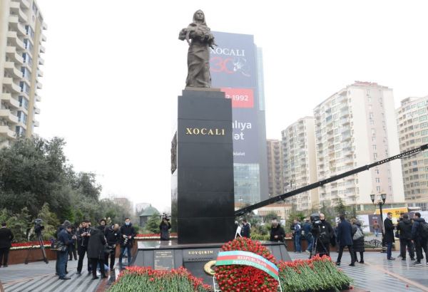 Azərbaycan ictimaiyyəti "Ana harayı" abidəsini ziyarət edir (FOTO/VİDEO)
