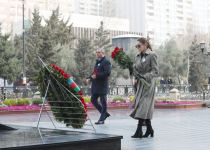 Prezident İlham Əliyev və Birinci xanım Mehriban Əliyeva Xocalı soyqırımının 30-cu ildönümü ilə əlaqədar Bakıda keçirilən ümumxalq yürüşündə iştirak ediblər (YENİLƏNİB 2) (FOTO/VİDEO)