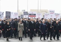 Prezident İlham Əliyev və Birinci xanım Mehriban Əliyeva Xocalı soyqırımının 30-cu ildönümü ilə əlaqədar Bakıda keçirilən ümumxalq yürüşündə iştirak ediblər (YENİLƏNİB 2) (FOTO/VİDEO)
