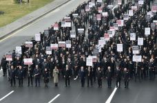 Prezident İlham Əliyev və Birinci xanım Mehriban Əliyeva Xocalı soyqırımının 30-cu ildönümü ilə əlaqədar Bakıda keçirilən ümumxalq yürüşündə iştirak ediblər (YENİLƏNİB 2) (FOTO/VİDEO)