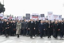 Prezident İlham Əliyev və Birinci xanım Mehriban Əliyeva Xocalı soyqırımının 30-cu ildönümü ilə əlaqədar Bakıda keçirilən ümumxalq yürüşündə iştirak ediblər (YENİLƏNİB 2) (FOTO/VİDEO)