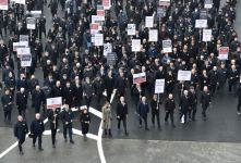 Prezident İlham Əliyev və Birinci xanım Mehriban Əliyeva Xocalı soyqırımının 30-cu ildönümü ilə əlaqədar Bakıda keçirilən ümumxalq yürüşündə iştirak ediblər (YENİLƏNİB 2) (FOTO/VİDEO)
