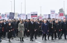 Prezident İlham Əliyev və Birinci xanım Mehriban Əliyeva Xocalı soyqırımının 30-cu ildönümü ilə əlaqədar Bakıda keçirilən ümumxalq yürüşündə iştirak ediblər (YENİLƏNİB 2) (FOTO/VİDEO)