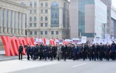Prezident İlham Əliyev və Birinci xanım Mehriban Əliyeva Xocalı soyqırımının 30-cu ildönümü ilə əlaqədar Bakıda keçirilən ümumxalq yürüşündə iştirak ediblər (YENİLƏNİB 2) (FOTO/VİDEO)