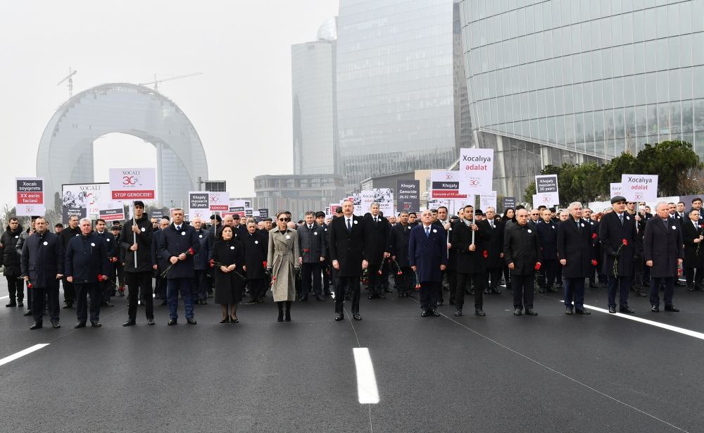 Prezident İlham Əliyev və Birinci xanım Mehriban Əliyeva Xocalı soyqırımının 30-cu ildönümü ilə əlaqədar Bakıda keçirilən ümumxalq yürüşündə iştirak ediblər (YENİLƏNİB 2) (FOTO/VİDEO)