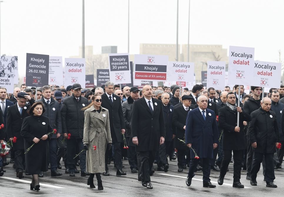 Prezident İlham Əliyev və Birinci xanım Mehriban Əliyeva Xocalı soyqırımının 30-cu ildönümü ilə əlaqədar Bakıda keçirilən ümumxalq yürüşündə iştirak ediblər (YENİLƏNİB 2) (FOTO/VİDEO)
