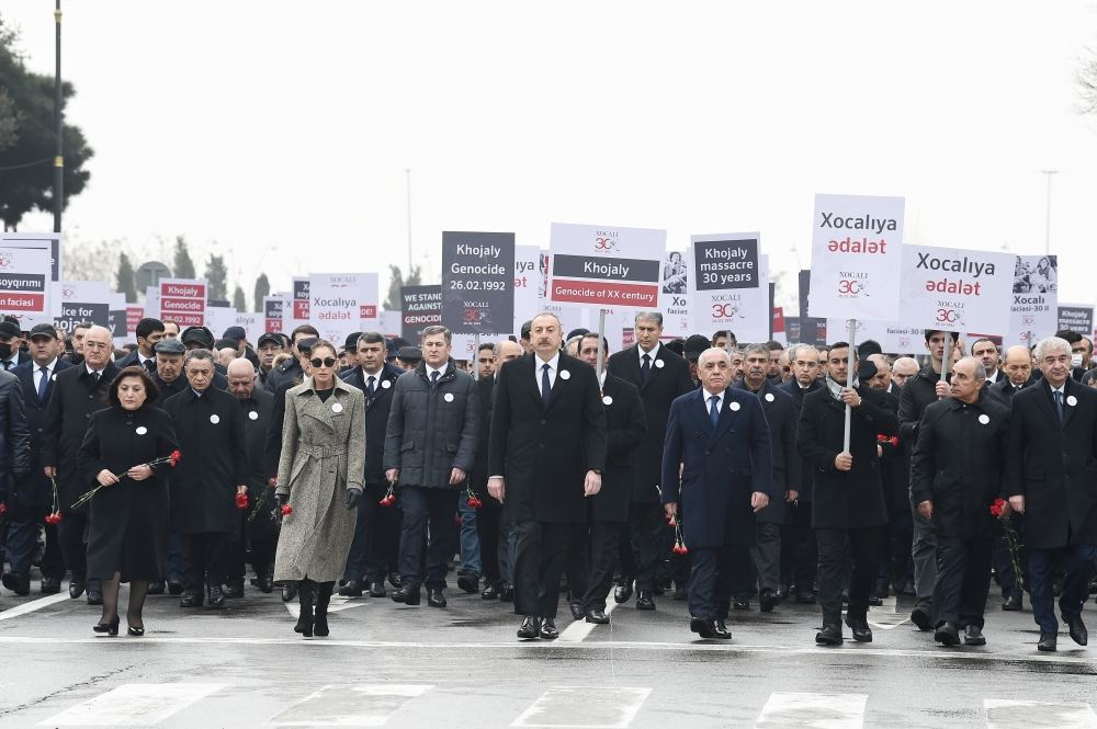 Prezident İlham Əliyev və Birinci xanım Mehriban Əliyeva Xocalı soyqırımının 30-cu ildönümü ilə əlaqədar Bakıda keçirilən ümumxalq yürüşündə iştirak ediblər (YENİLƏNİB 2) (FOTO/VİDEO)
