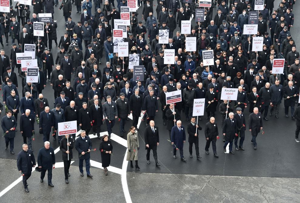 Prezident İlham Əliyev və Birinci xanım Mehriban Əliyeva Xocalı soyqırımının 30-cu ildönümü ilə əlaqədar Bakıda keçirilən ümumxalq yürüşündə iştirak ediblər (YENİLƏNİB 2) (FOTO/VİDEO)
