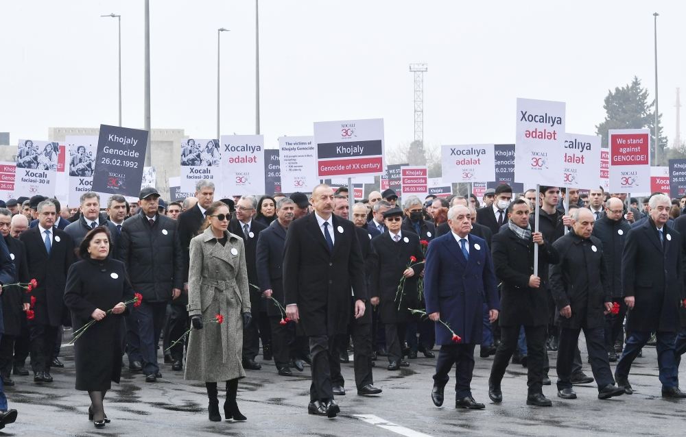 Prezident İlham Əliyev və Birinci xanım Mehriban Əliyeva Xocalı soyqırımının 30-cu ildönümü ilə əlaqədar Bakıda keçirilən ümumxalq yürüşündə iştirak ediblər (YENİLƏNİB 2) (FOTO/VİDEO)