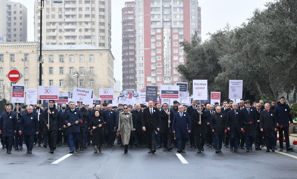 Prezident İlham Əliyev və Birinci xanım Mehriban Əliyeva Xocalı soyqırımının 30-cu ildönümü ilə əlaqədar Bakıda keçirilən ümumxalq yürüşündə iştirak ediblər (YENİLƏNİB 2) (FOTO/VİDEO)