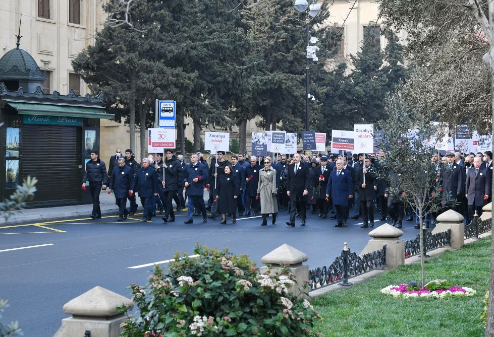 Prezident İlham Əliyev və Birinci xanım Mehriban Əliyeva Xocalı soyqırımının 30-cu ildönümü ilə əlaqədar Bakıda keçirilən ümumxalq yürüşündə iştirak ediblər (YENİLƏNİB 2) (FOTO/VİDEO)
