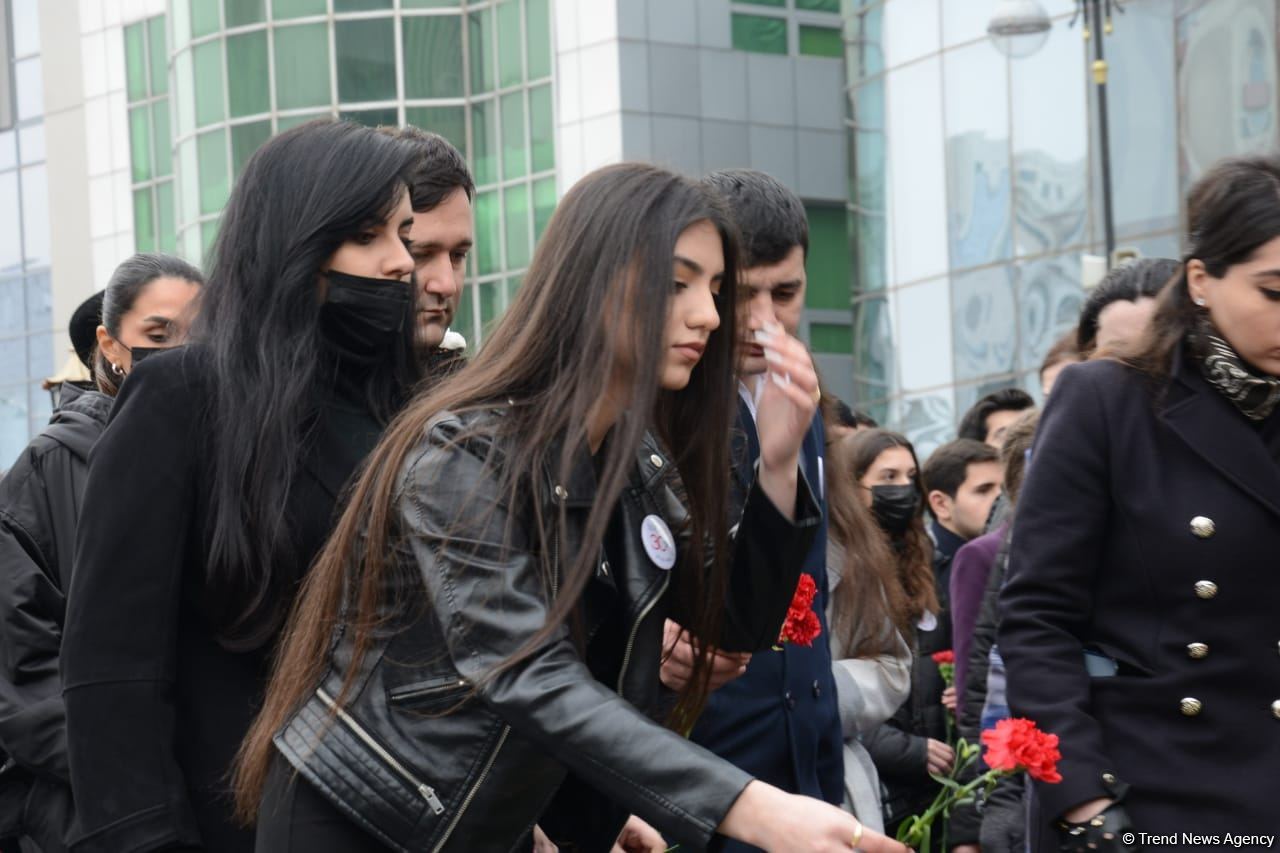 Azərbaycan ictimaiyyəti "Ana harayı" abidəsini ziyarət edir (FOTO/VİDEO)