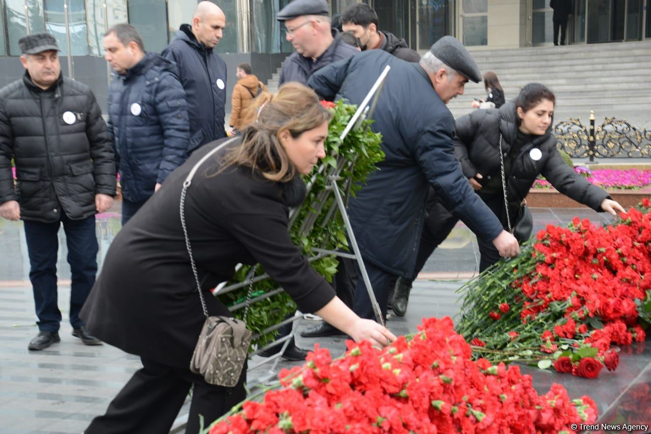 Azərbaycan ictimaiyyəti "Ana harayı" abidəsini ziyarət edir (FOTO/VİDEO)