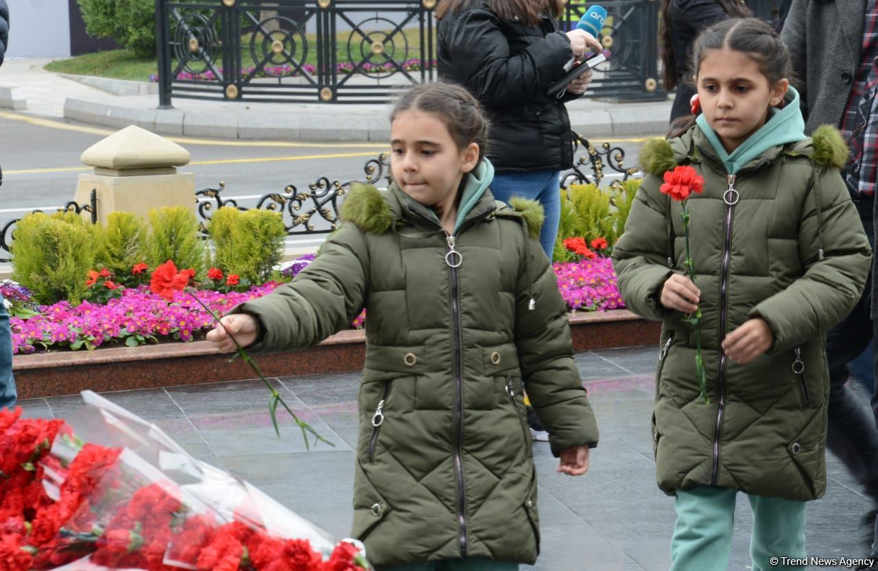 Azərbaycan ictimaiyyəti "Ana harayı" abidəsini ziyarət edir (FOTO/VİDEO)