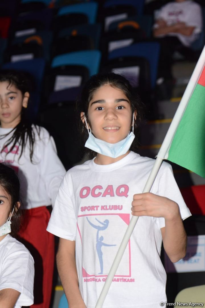 Bakıda akrobatika gimnastikası üzrə 12-ci Dünya Yaş Qrupları Yarışlarının birinci günündən gözəl anlar (FOTO)