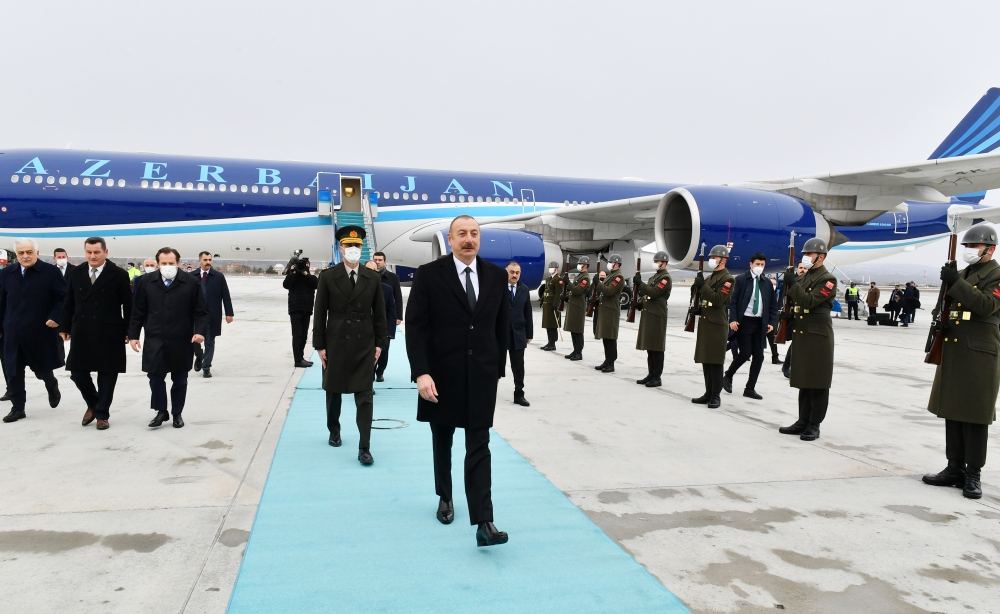 Prezident İlham Əliyev Türkiyəyə işgüzar səfərə gəlib (FOTO/VİDEO)
