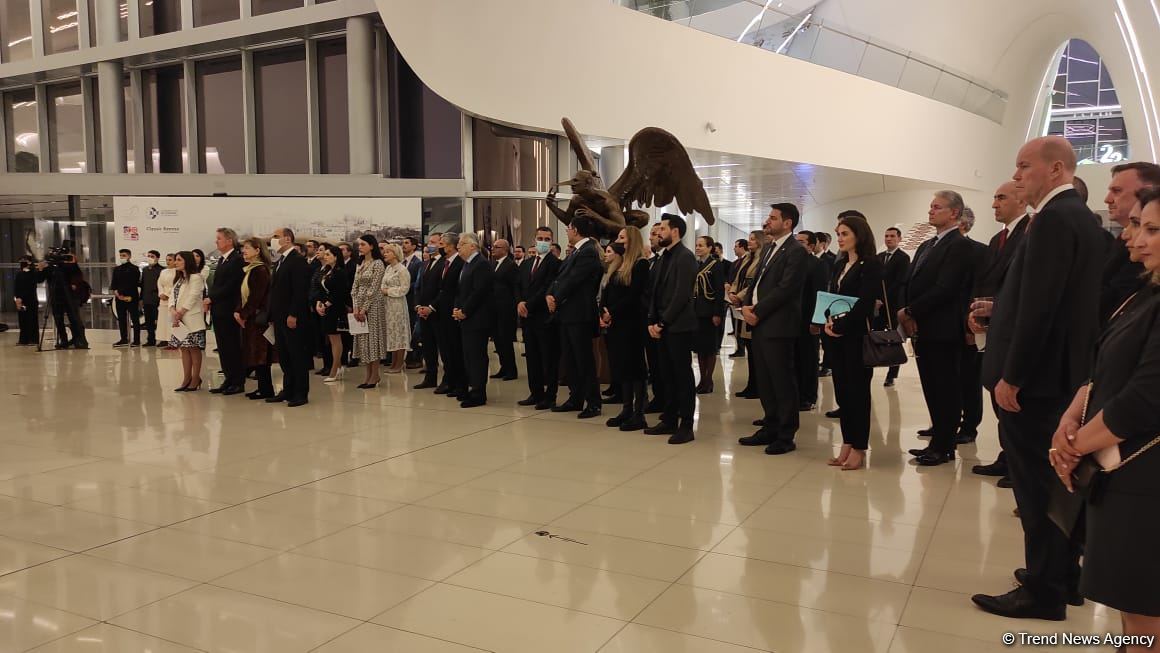 Azərbaycan və Böyük Britaniya münasibətləri təkcə enerji sahəsində əməkdaşlığa əsaslanmır - Səfir (FOTO)