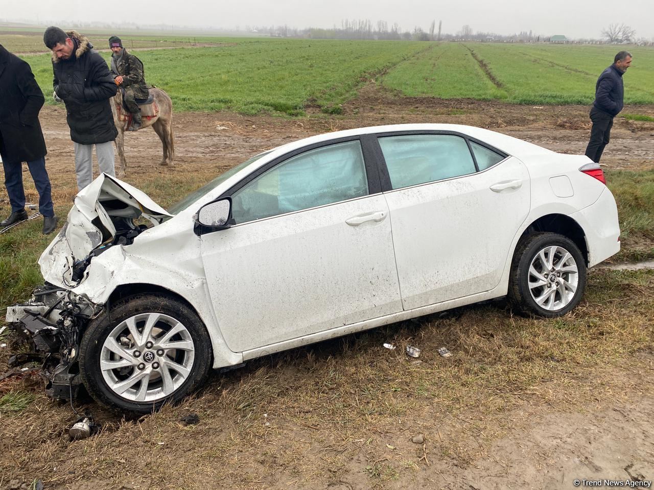 Ağdamda iki avtomobil toqquşub, iki nəfər yaralanıb (FOTO)