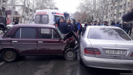 Mingəçevirdə iki avtomobil toqquşub, xəsarət alanlar var (FOTO/VİDEO)