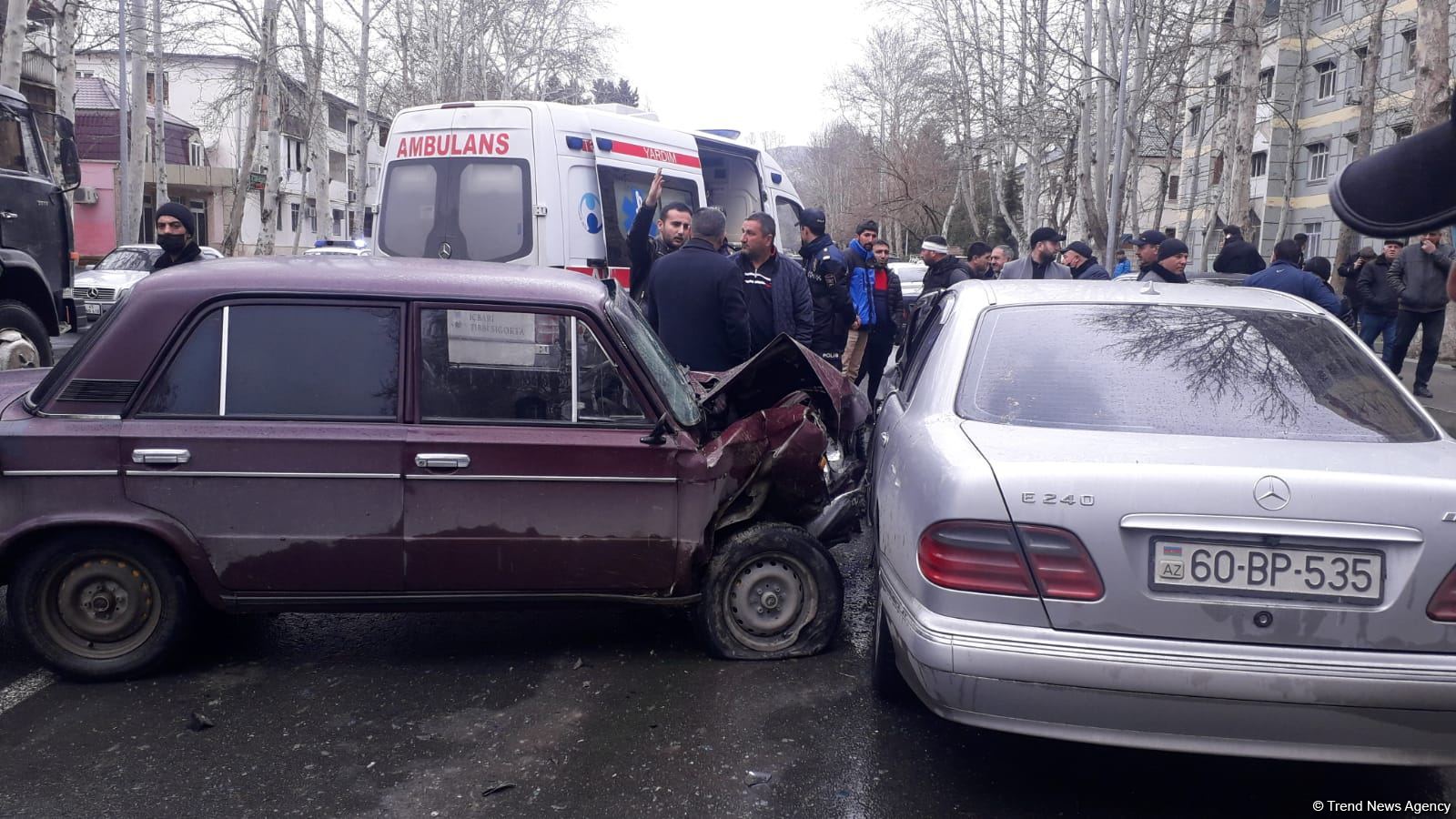 Mingəçevirdə iki avtomobil toqquşub, xəsarət alanlar var (FOTO/VİDEO)